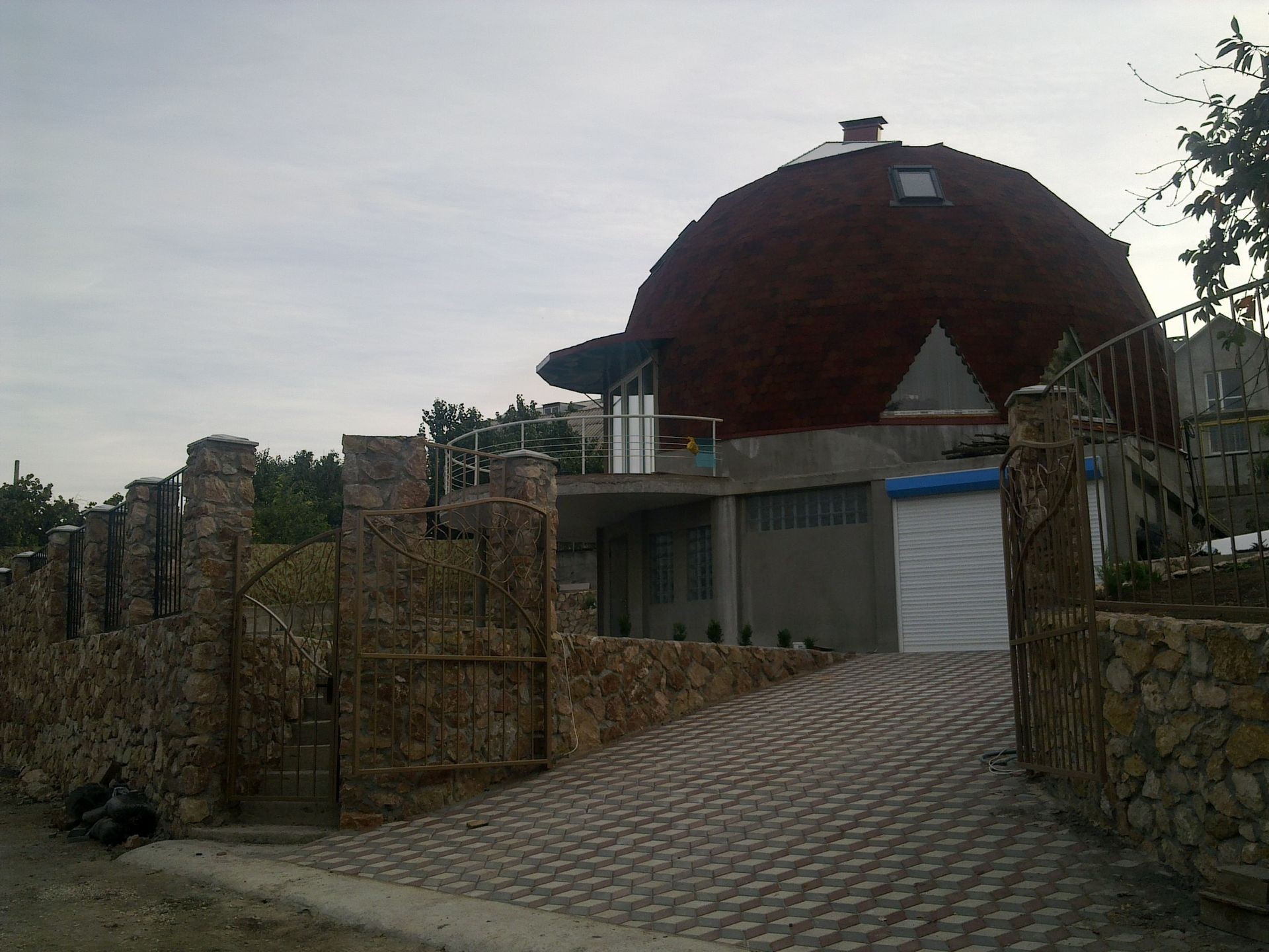 Residential building in a sity by the sea